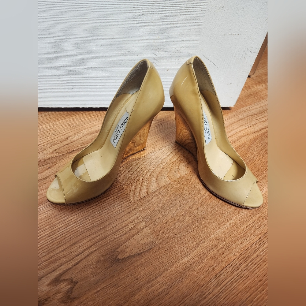 Jimmy Choo Beige Patent Leather Baxen Wedge Peep Toe Pumps Size 35 1/2 - Picture 5 of 8